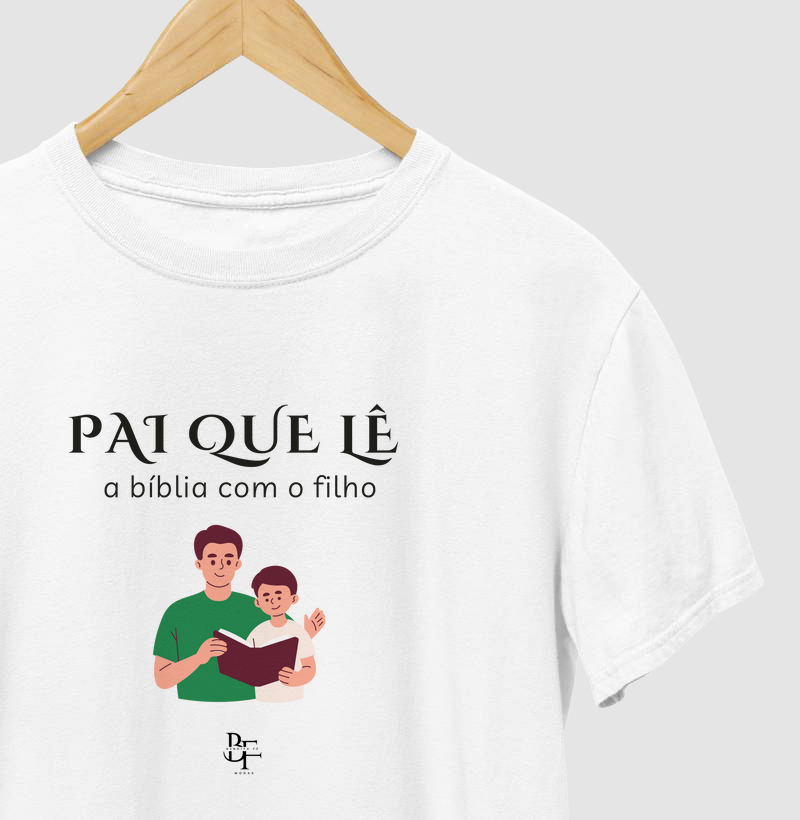 Pai que lê a bíblia com o filho