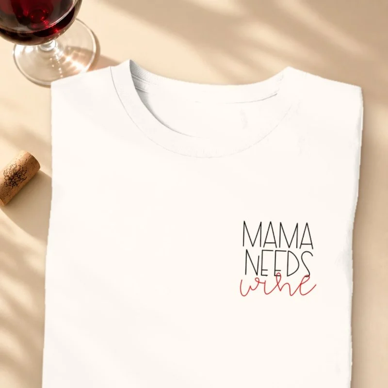 Camiseta Mama Needs Wine - Bolso - Camiseta
