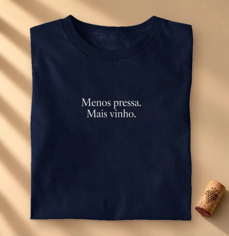 Camiseta Menos Pressa. Mais Vinho. - Camiseta