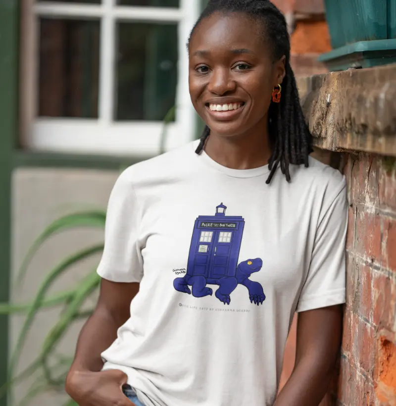 Camiseta Adulto Police box turtle by Giovanna Sgarbi