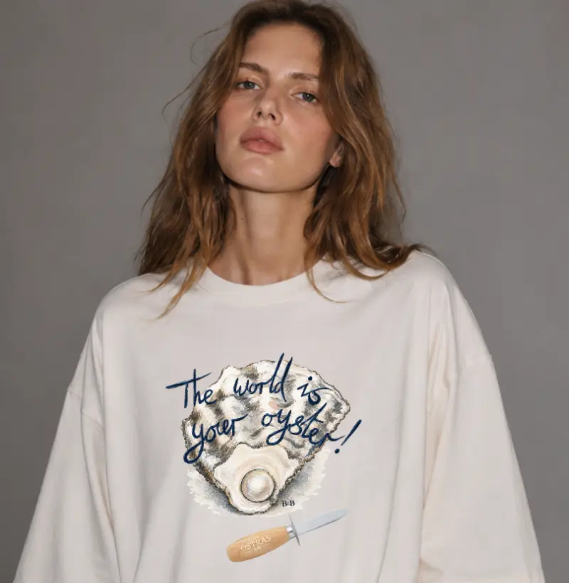 Camiseta Oversized The World is Your Oyster - por Enfim
