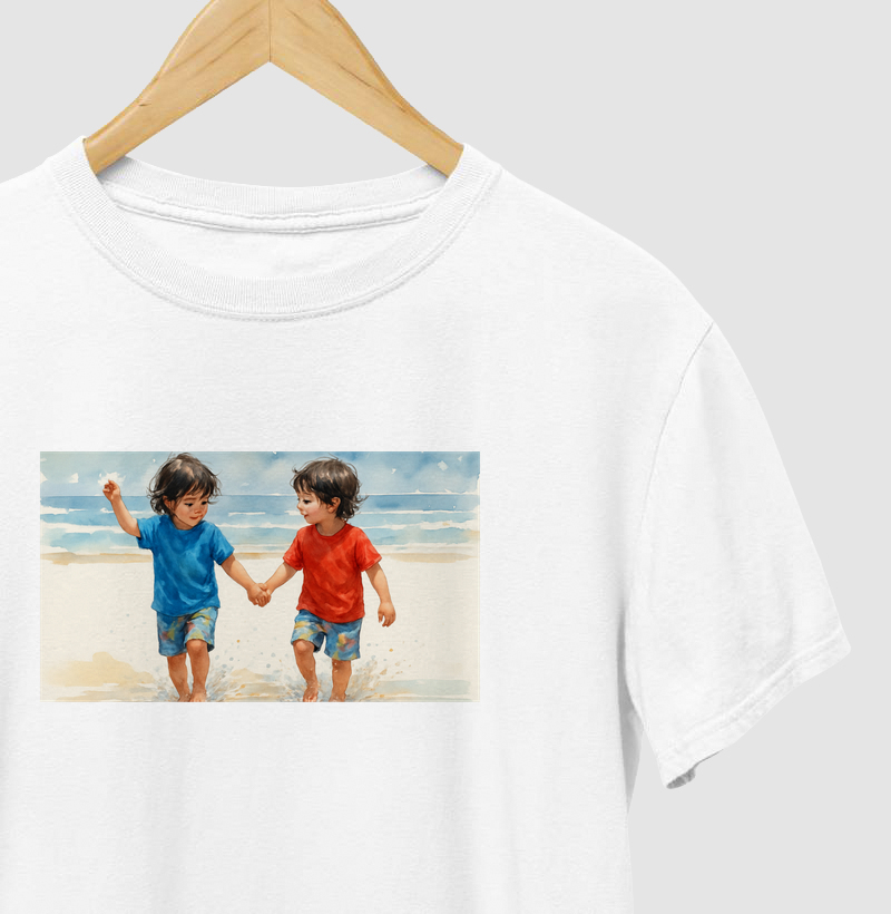 Filhos andando juntos na praia