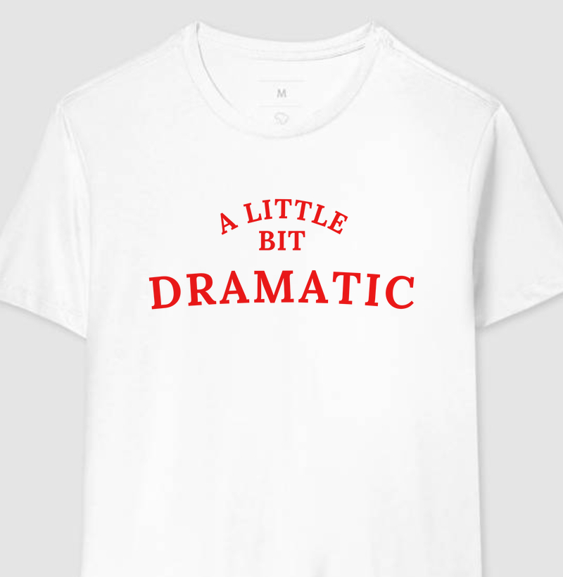 Camiseta A Little Bit Dramatic – Meninas Malvadas