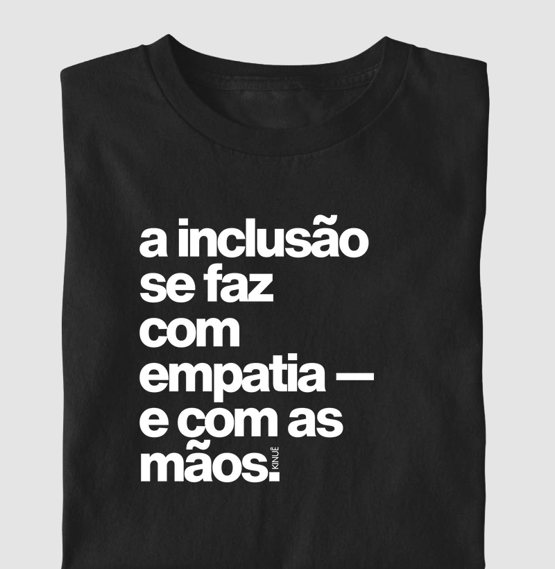 A inclusão se faz com empatia e com as mãos. 