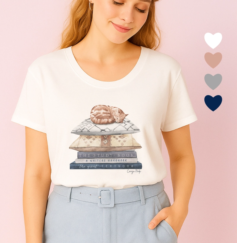Camiseta Feminina Ilustrada Gato, Almofadas e Livros