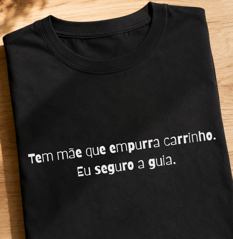 Tem mãe que empurra carrinho eu seguro a guia