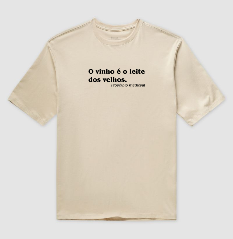 O Vinho é o Leite dos Velhos - Camiseta Oversized