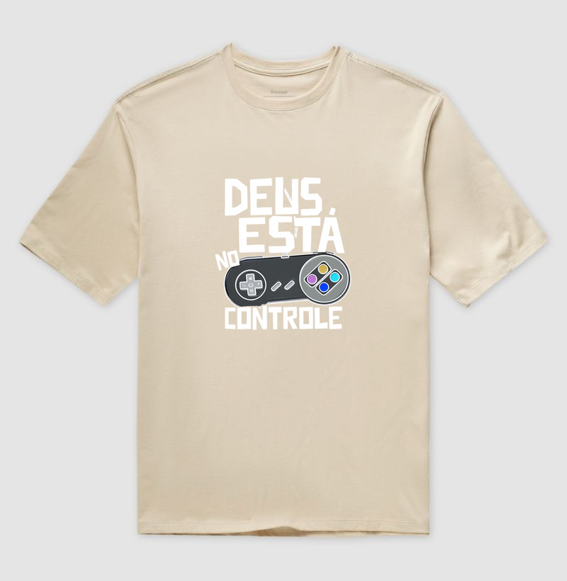 Camiseta Oversized Deus está no controle
