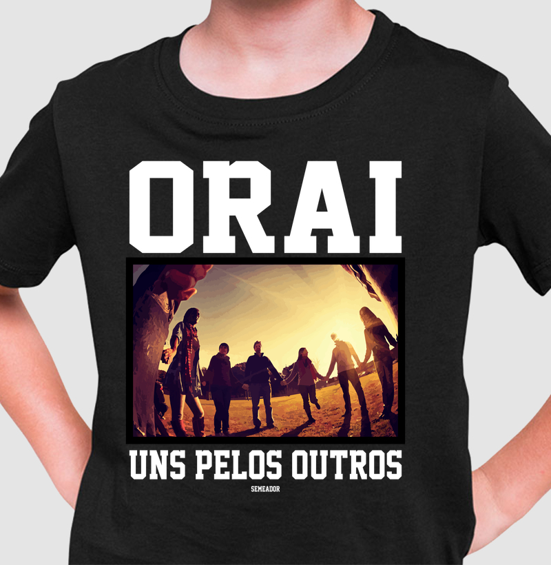 Camiseta Infantil Cristã Orai Uns Pelos Outros