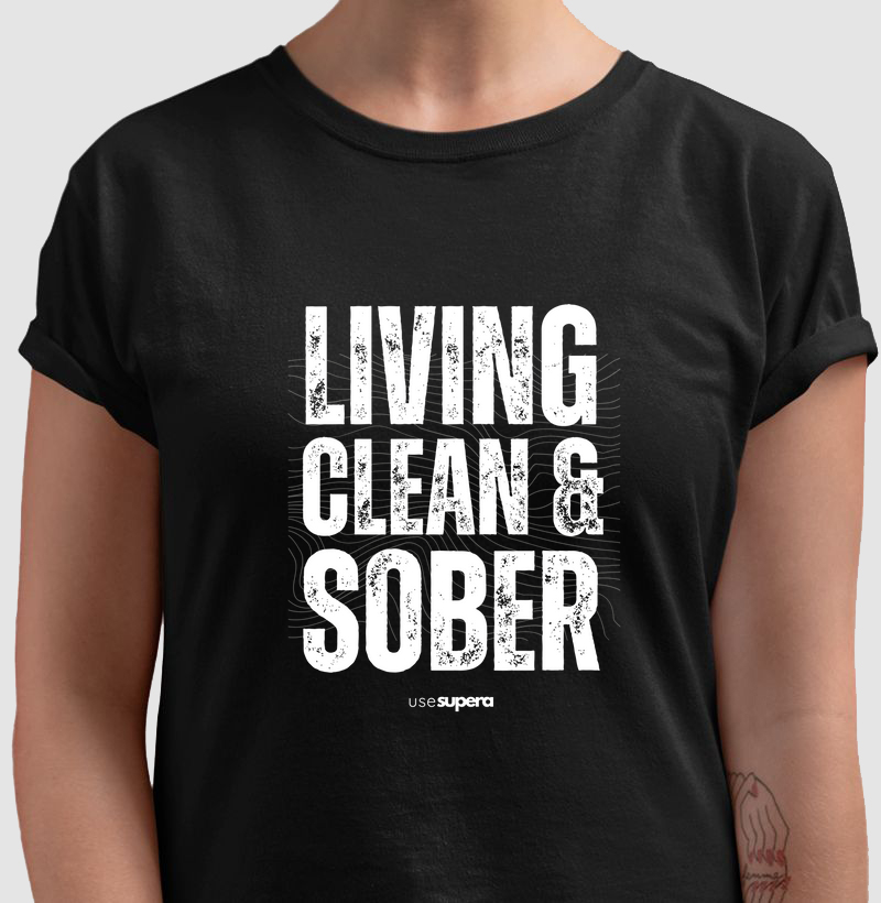 Camiseta "Vivendo limpo e sóbrio"