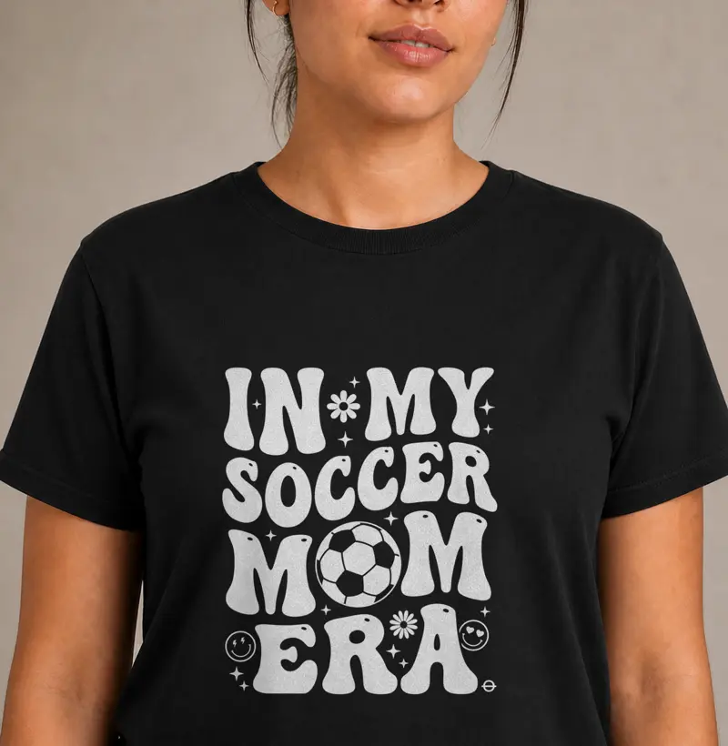 feminina de futebol estampa "soccer mom era" joga bonita
