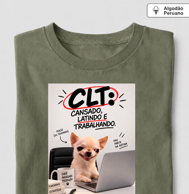 🐶💻 CLT — Cansado, Latindo e Trabalhando! | Chihuahua Edition 😂🐾 - Camiseta Algodão Peruano