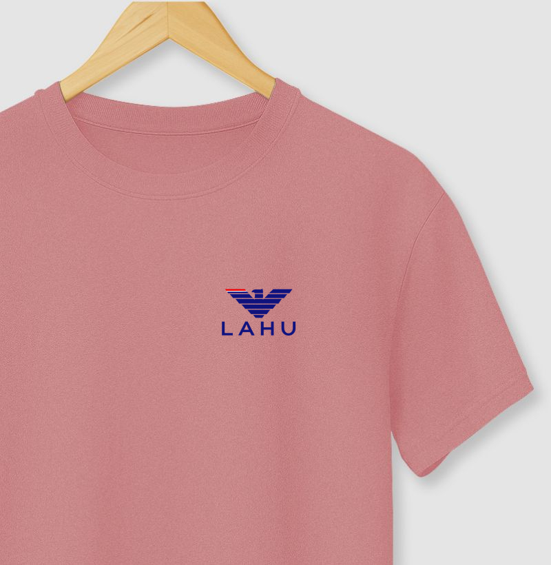 A estampa LAHU BLUE é muito mais do que um design. Ela representa a força de quem acredita em si mesmo, honra sua história e constrói seu futuro com coragem e determinação.