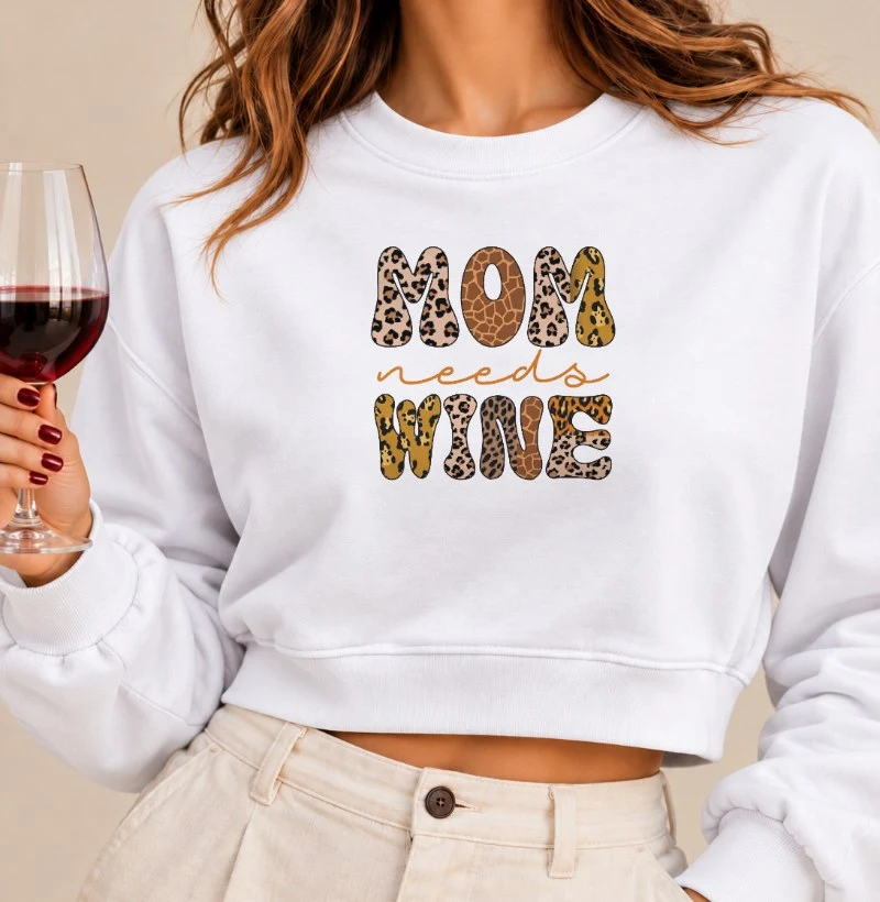 Camiseta Mom Needs Wine - Cropped Moletom