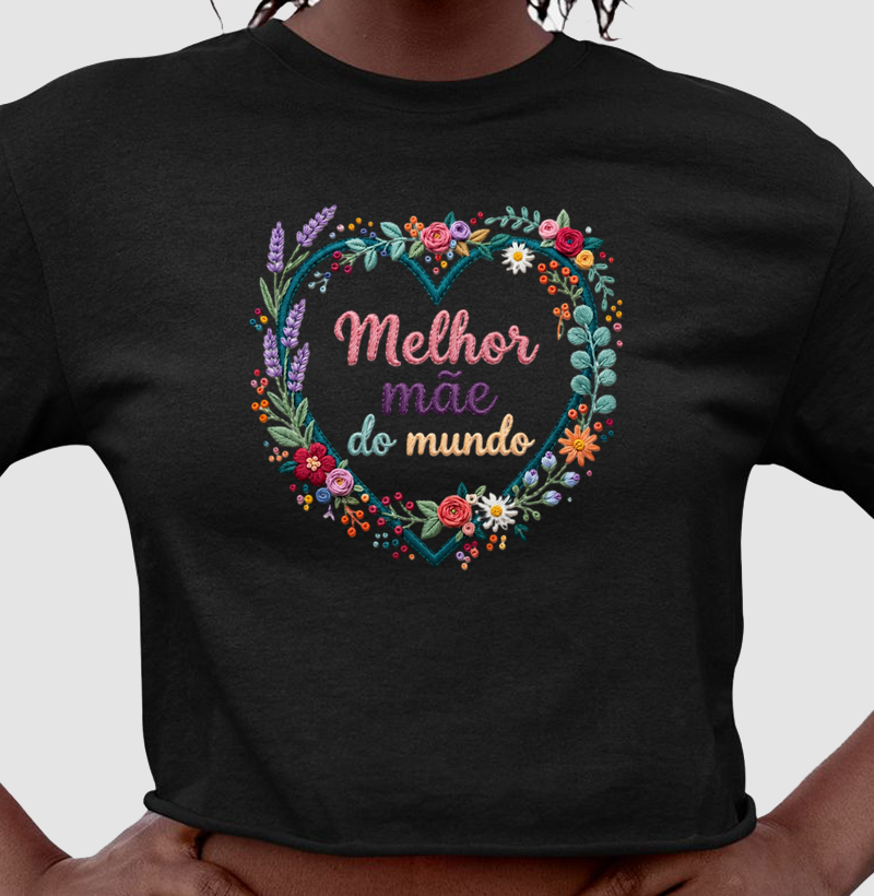 Camiseta cropped Melhor mãe do mundo - Coração bordado - Algodão Premium