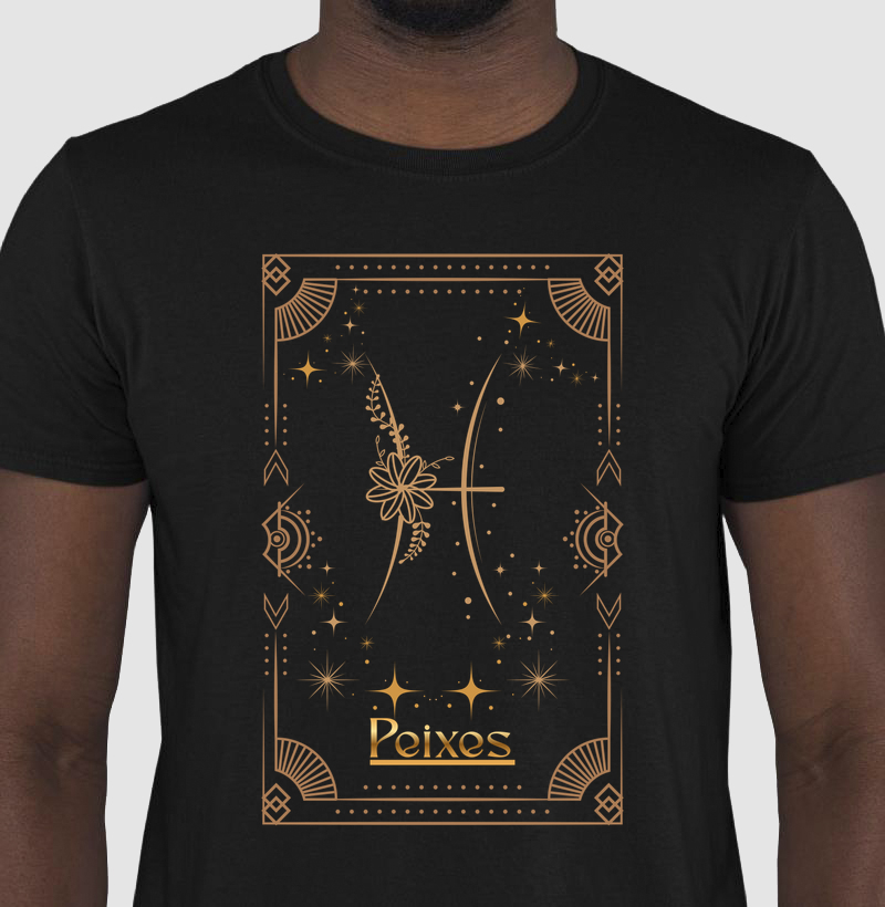 PEIXES — Tarô da Sensibilidade & Sonhos  Nesta estampa mística, o símbolo de Peixes flutua em dourado dentro de uma carta que lembra águas profundas, intuição e imaginação espiritual. Os elementos astrais criam uma atmosfera de sonhos, empatia e conexão com o invisível. Produzida em 100% algodão 30.1 penteado, entrega maciez, suavidade e conforto envolvente. Uma peça para quem sente o mundo com coragem e poesia.