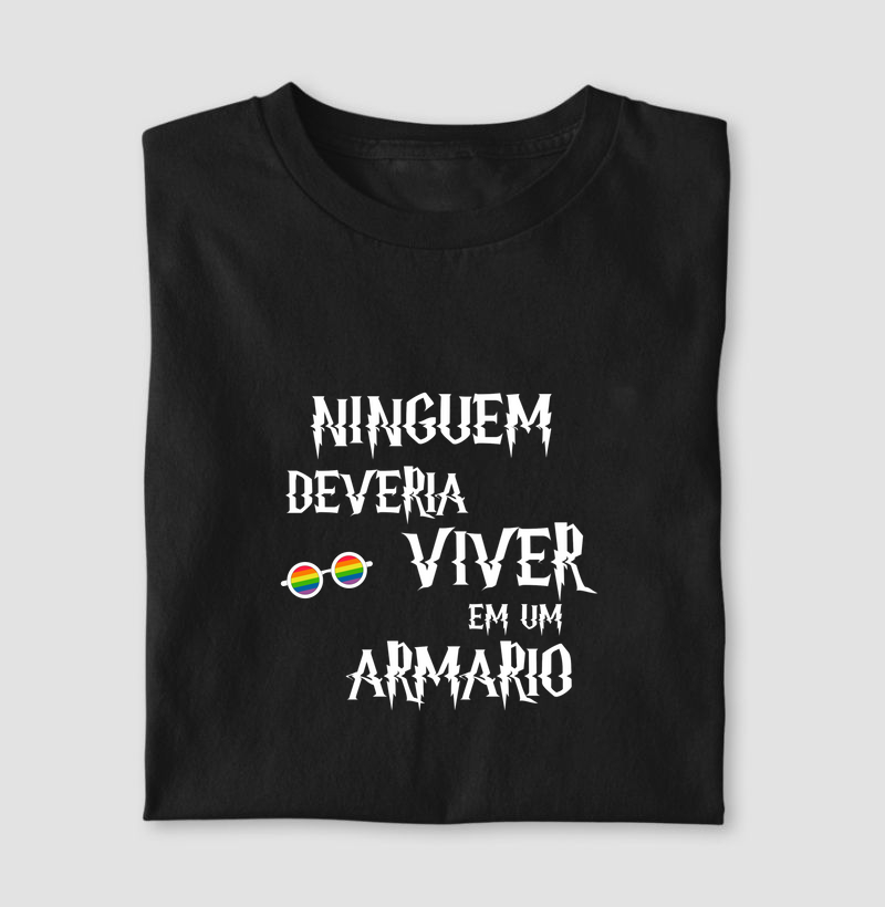 Ninguém Deveria Viver em Um Armário