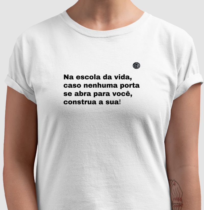 Na escola da vida, se nenhuma porta se abrir para você, construa a sua! 