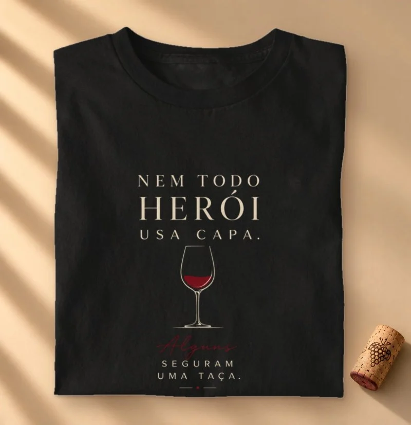 Camiseta Vinho - Nem Todo Herói Usa Capa. Alguns Seguram Uma Taça.
