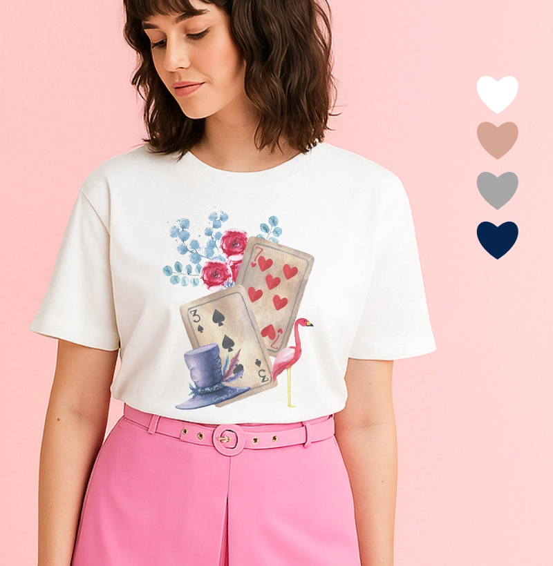 Camiseta Feminina Ilustrada Chapéu e Cartas