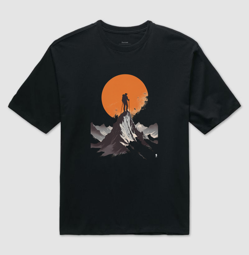 Camiseta Trilheiro no Topo da Montanha | Sol Laranja Silhueta Aventura | Colecao Fashion Travel