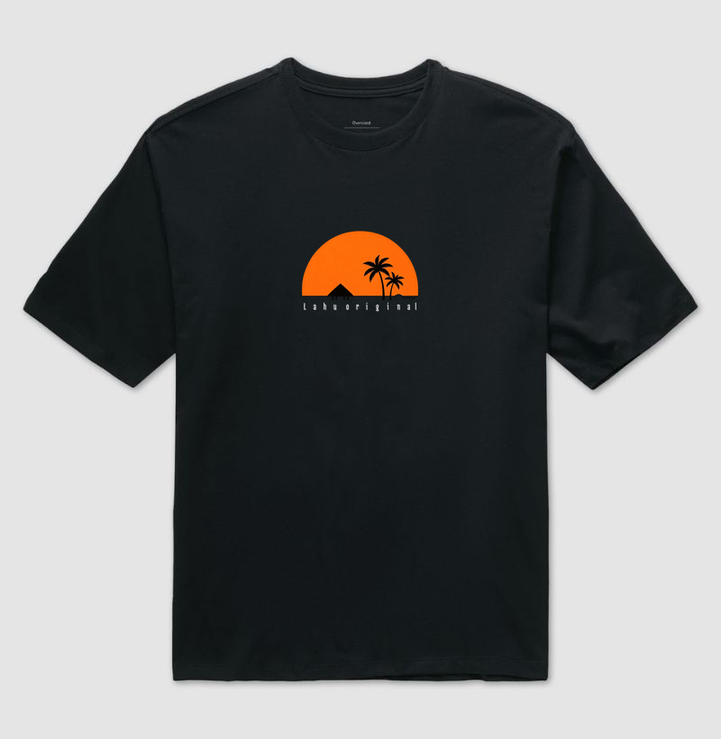 Essa estampa é um exemplo encantador do poder do minimalismo. Com poucos elementos — um grande sol alaranjado ao fundo, duas palmeiras negras e uma cabana simples — ela transmite uma sensação de tranquilidade tropical e liberdade.  - Camiseta Oversized