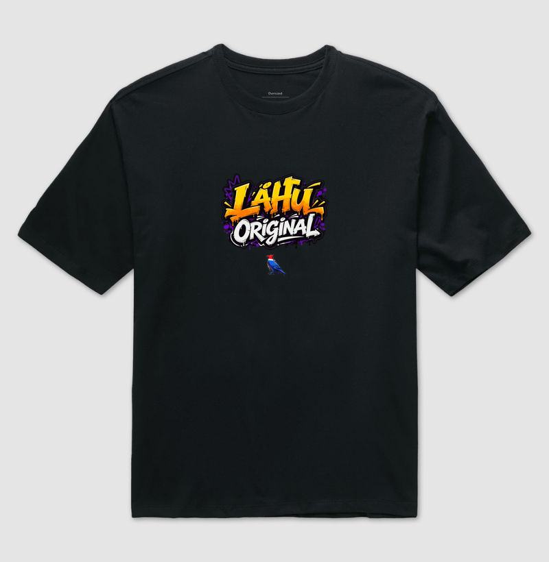 O grafite LÄHU Original brilha em tons vibrantes de laranja e roxo, traduzindo energia e movimento. Mistura perfeita entre arte de rua e moda contemporânea, feita para quem vive o estilo com propósito. - Camiseta Oversized