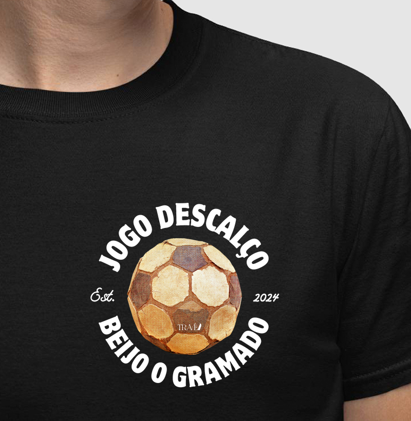 Jogo descalço, beijo o gramado