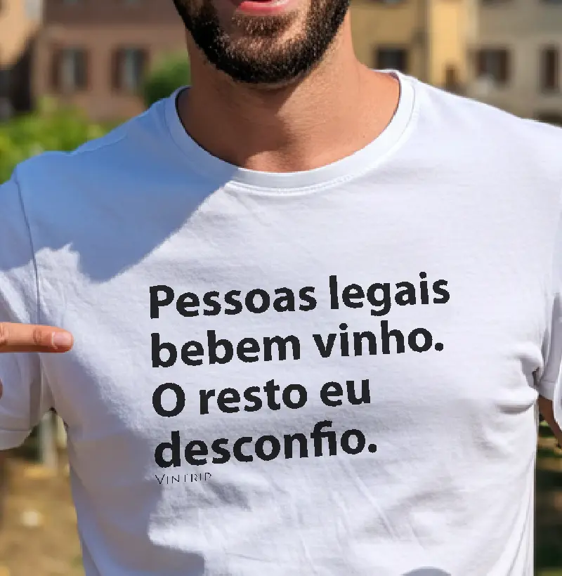 Pessoas legais bebem vinho