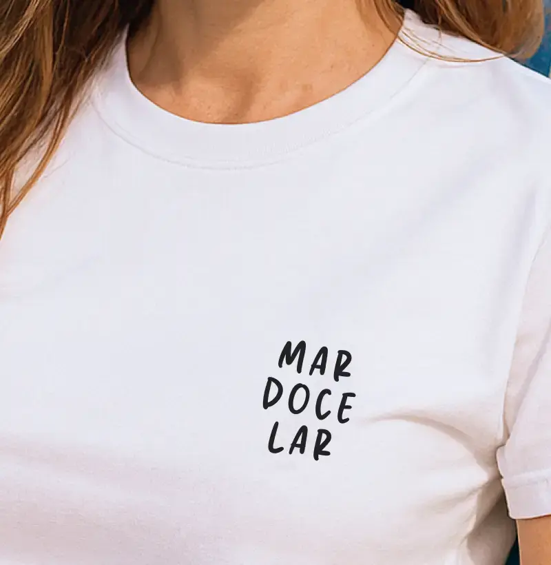 Camiseta Minimalista – “Mar Doce Lar” em algodão premium
