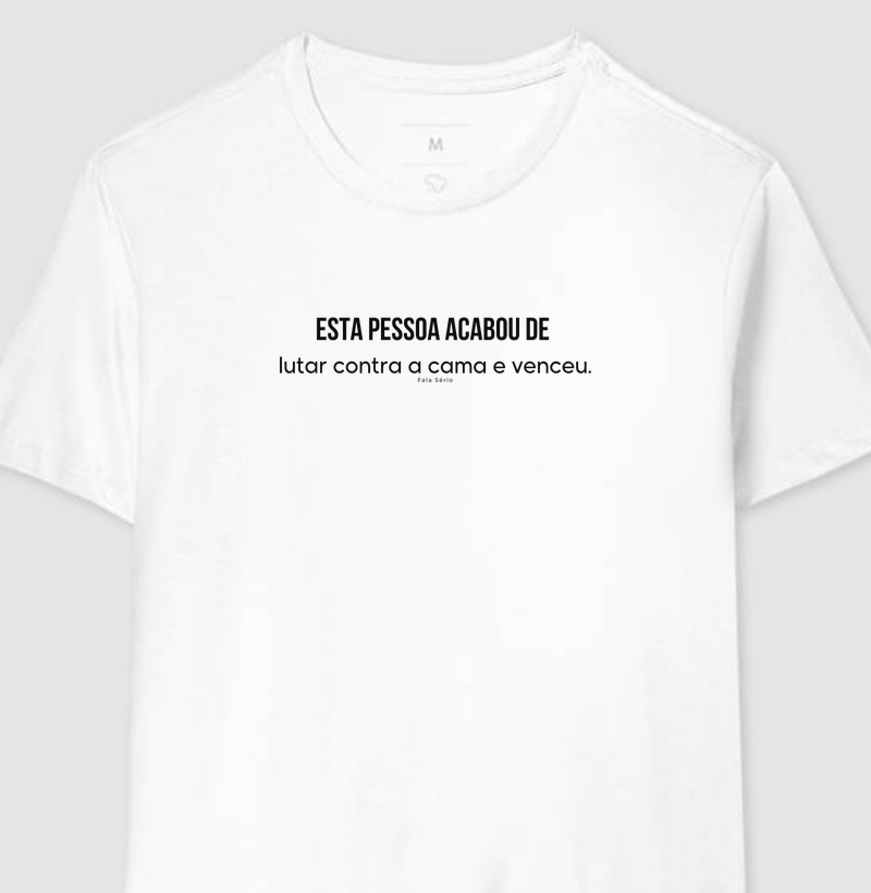 Camiseta Esta pessoa acabou de lutar contra a cama e venceu – Fala Sério Store