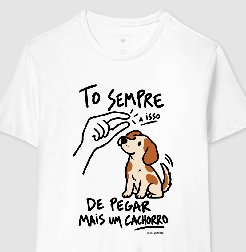 Camiseta Tô Sempre a Isso de Pegar Mais um Cachorro