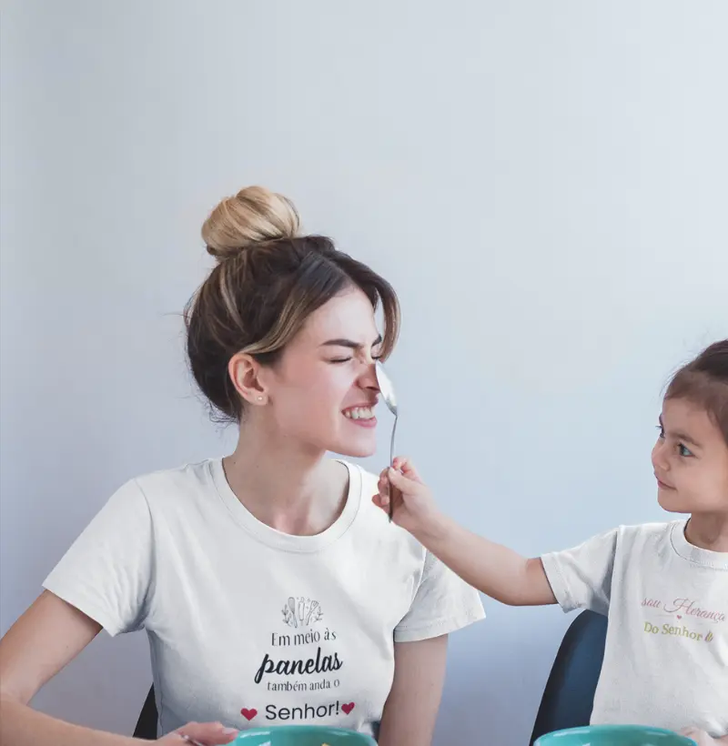 Camiseta Em meio as panelas