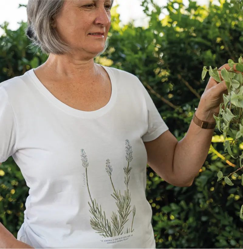 T-shirt Lavanda: "Aroma tão bom que até as abelhas fazem fila!"