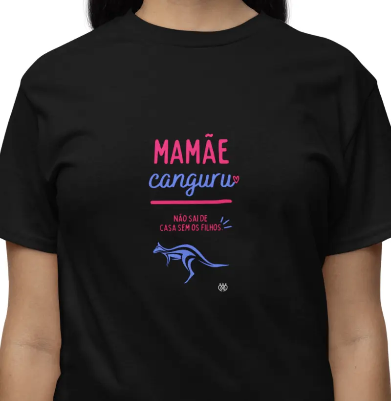 Mamãe canguru não sai de casa sem os filhos