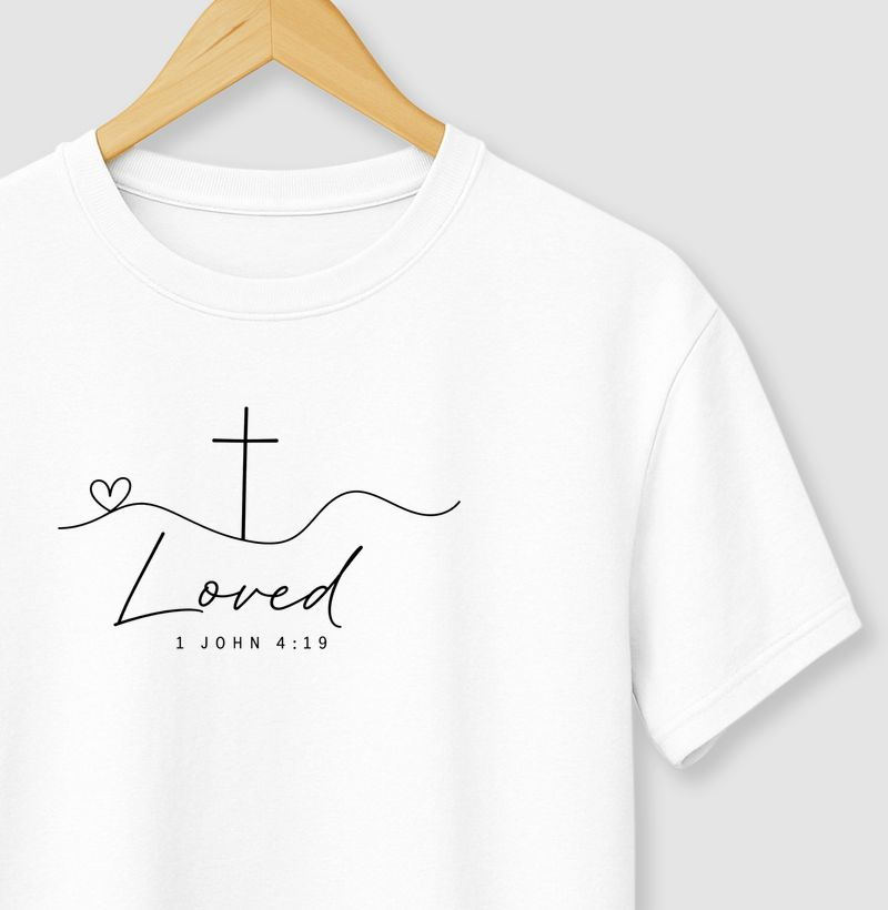 Camiseta Cristã Loved — 1 João 4:19