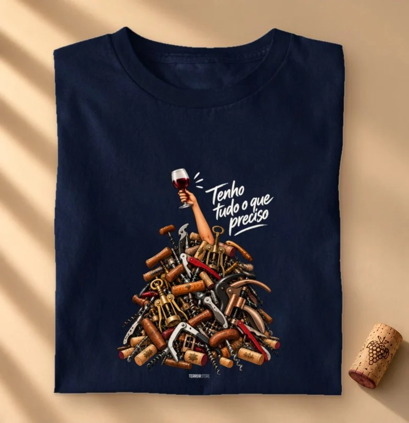Camiseta “Tenho Tudo o Que Preciso (Mais Vinho)” – Wine Lover