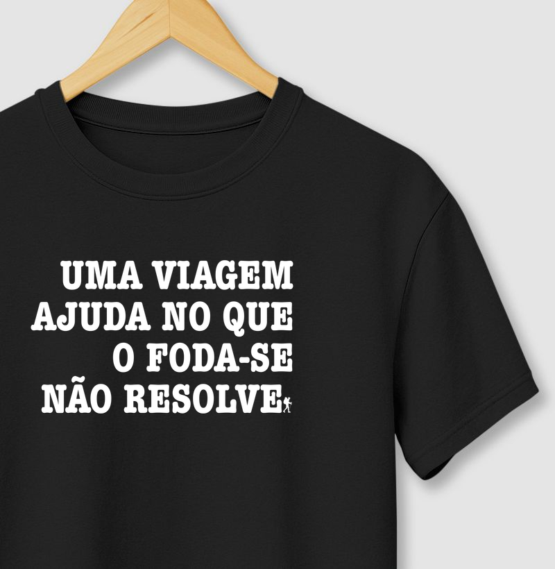 Camiseta Uma Viagem Ajuda no que o Foda-se Nao Resolve | Humor Viagem Bold | Colecao Viciados em Viagem