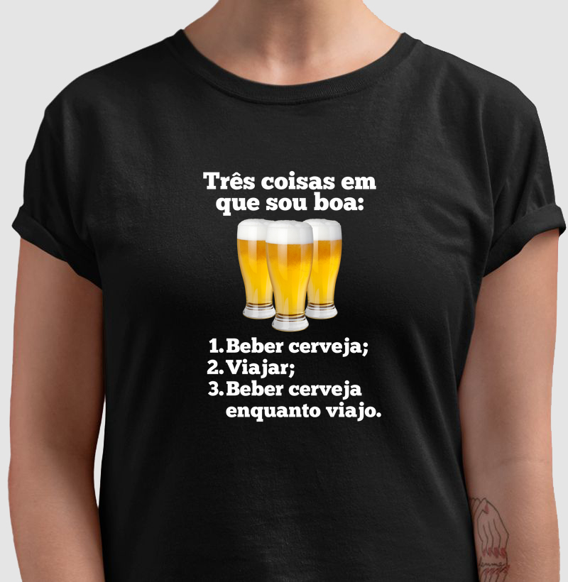 Três Coisas em que Sou Boa: beber cerveja e viajar - Camiseta Feminina