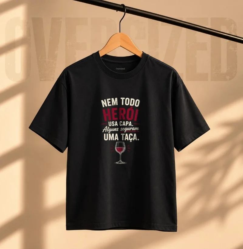 Camiseta Oversized Vinho - Nem Todo Herói Usa Capa. Alguns Seguram Uma Taça. - Camiseta Oversized