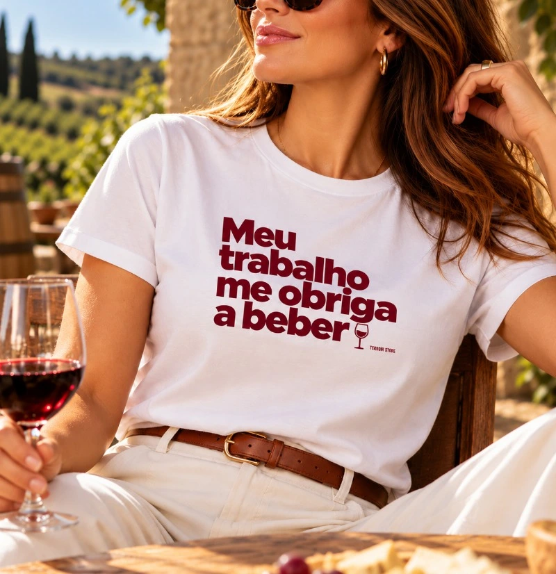Camiseta Meu Trabalho Me Obriga a Beber – Frase Divertida de Vinho