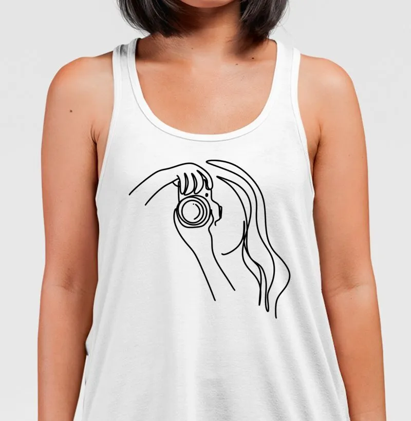 Camiseta regata mulher fotografando