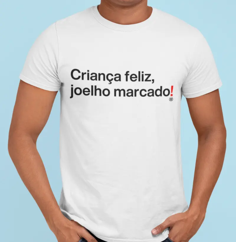 Criança feliz, joelho marcado