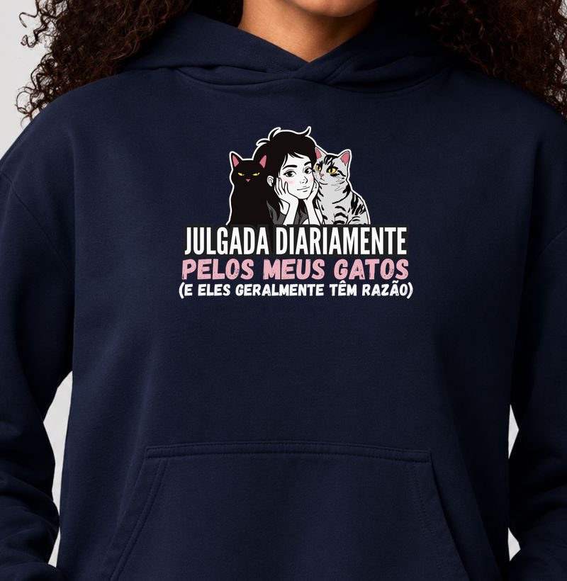Julgada diariamente pelos meus gatos - Hoodie Moletom