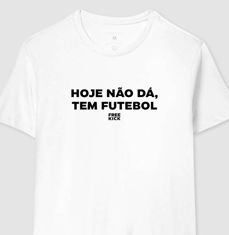 CAMISETA FREE KICK HOJE NÃO DÁ, TEM FUTEBOL LOGO PRETO