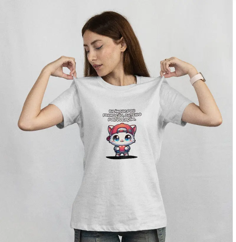 Bilíngue por formação, gateiro por vocação.