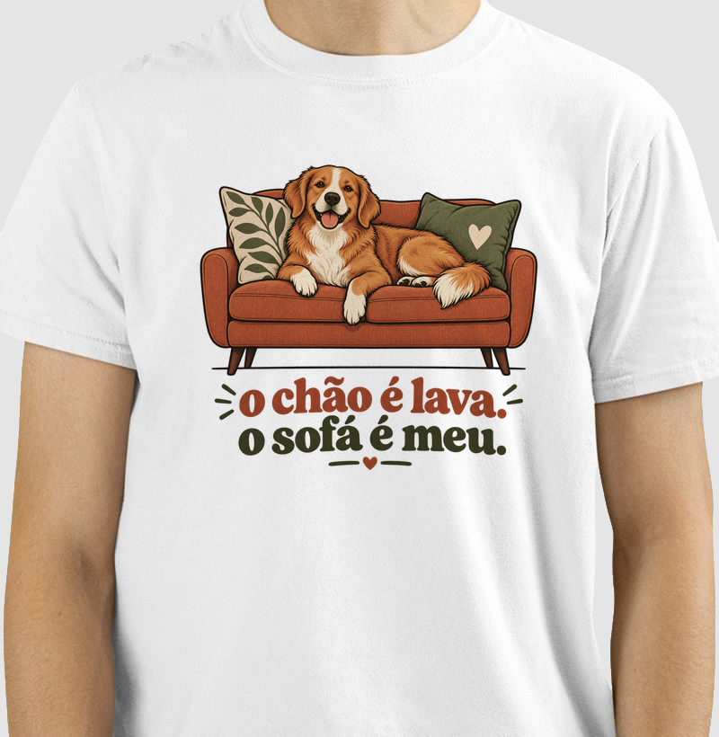 Camiseta Cachorro Sofá "o chão é lava. o sofá é meu." | Pelo & Pano