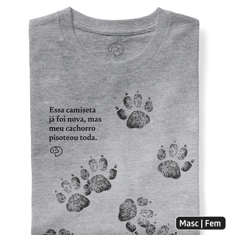 Essa camiseta já foi nova, mas meu cachorro pisoteou toda.
