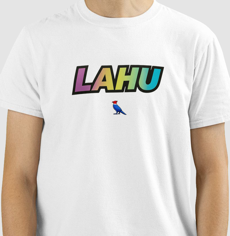 ✨Uma estampa que une o espírito criativo das ruas com a essência do sertão. LAHU aqui representa ousadia, autenticidade e pertencimento — uma marca que não segue tendências, mas as cria.  - Camiseta