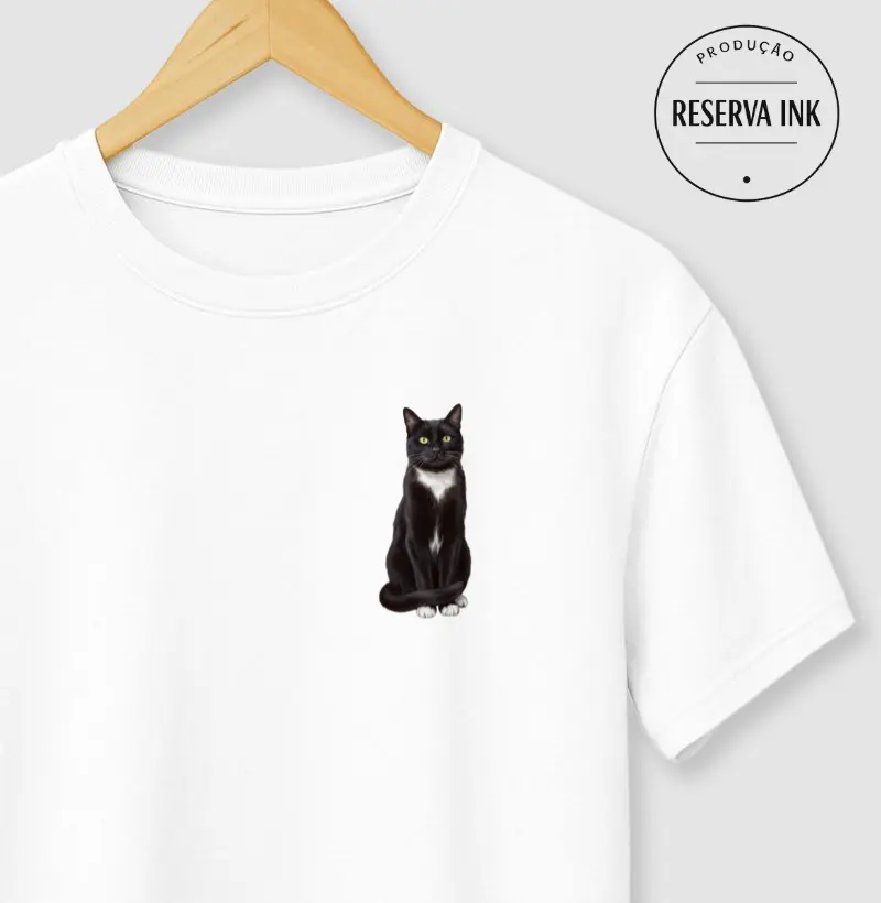 Gato Preto com Peito Branco Minimalista